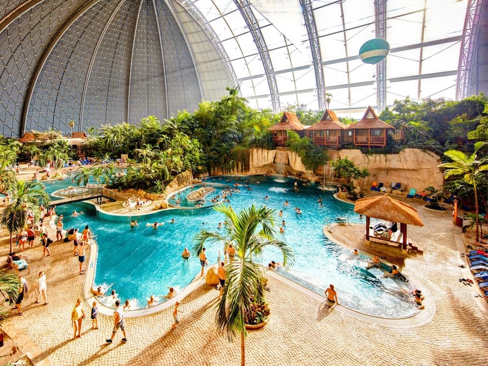 Subtropisch zwembad met glijbaan op een vakantiepark